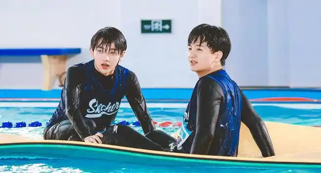 周震南没有参与任何一项比赛,虽然会游泳,但是他拍水.