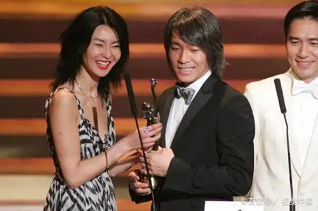 网曝周星驰已结婚头发花白已是中年成家当真可喜