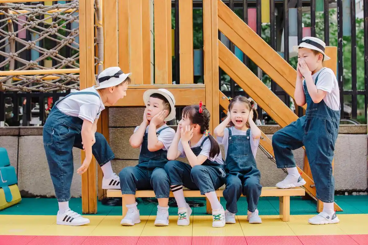 老师说:沈阳幼儿园毕业照要看这里.