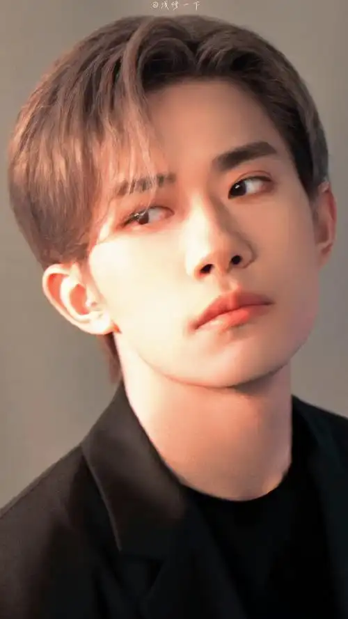 易烊千玺闭眼侧颜