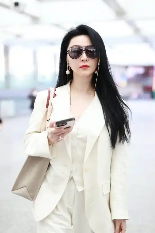 范冰冰白色西装抵达首都机场 唇红肤白女神范十足_账号_标志_一大