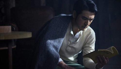 金城武时隔三年接活!穿毛衣面色深沉,47岁颜值身材依旧能打