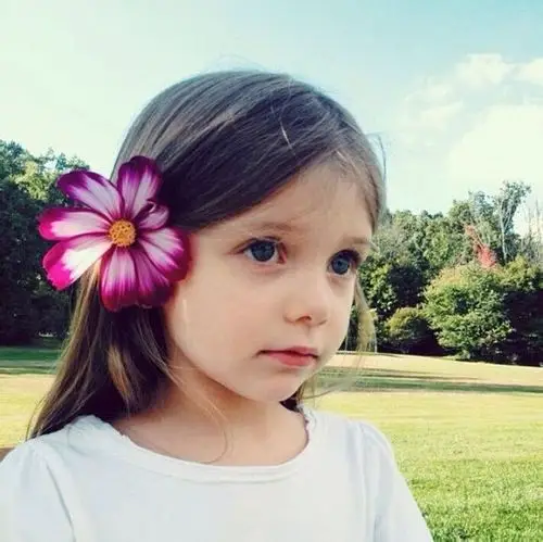 可爱外国小女孩头像头上有朵红花