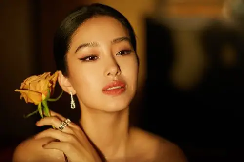 杨采钰亮相时尚活动 "夜天鹅"礼服将优雅复古进行到底