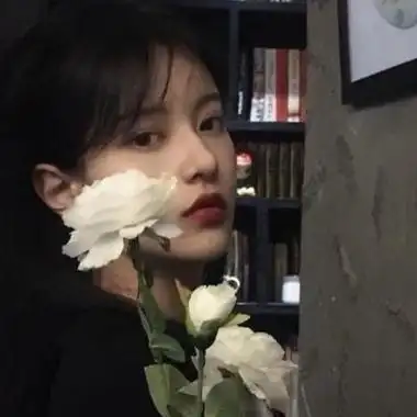 手拿白玫瑰女生头像高清忧郁系女生手拿着一朵玫瑰花头像图片