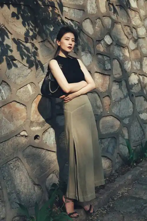 40 女性怎么穿衬衫,借鉴一下高圆圆的穿搭,减龄又时髦