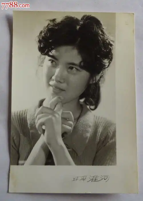 烫发的女人【8.6x5.9厘米】