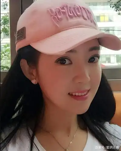 甜歌天后任妙音晒最新美照,一身红白配青春活力十足!