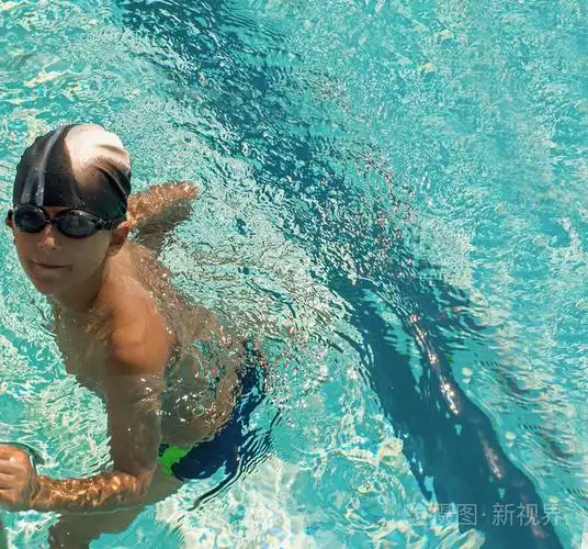 可爱的小男孩,在游泳池里游泳,夏天