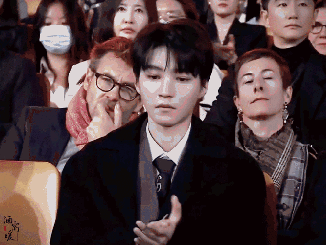 灯光是蓝绿红橙的 凯子心情是黑色的##王俊凯红毯全身镜头