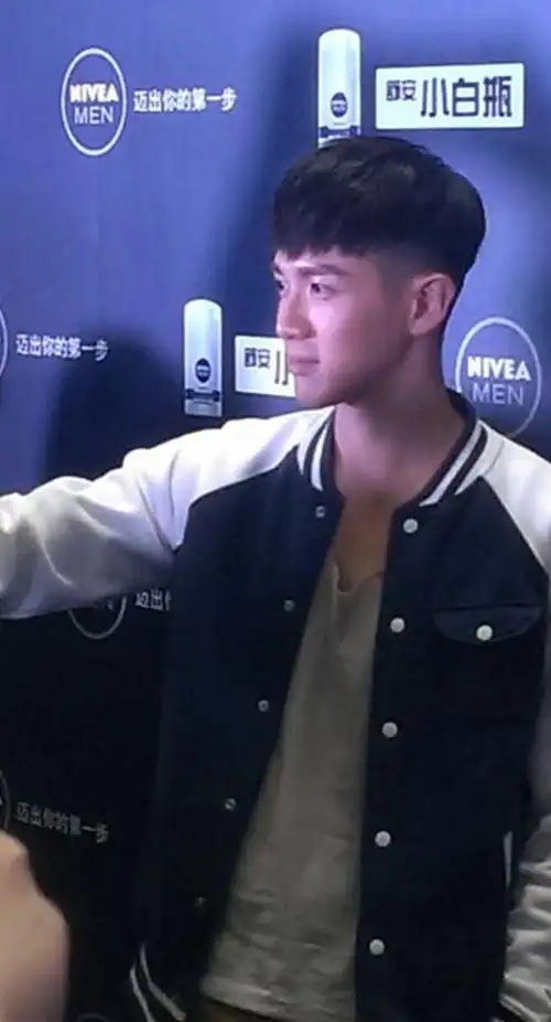 柯震东现身代言发布会 变身"抗霾超人"