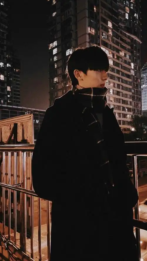 马嘉祺天桥夜景随拍