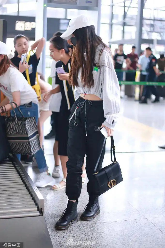 组图:angelababy包裹严实现身机场 穿露腰装秀火辣身材