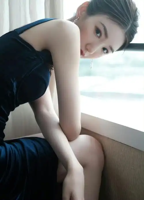 毛晓彤美腿美背大赏这成熟的气质娱乐圈中独一份