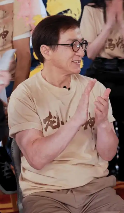 成龙自曝身体现状:知道自己有一天会坐轮椅或拄拐杖,原因曝光_电影