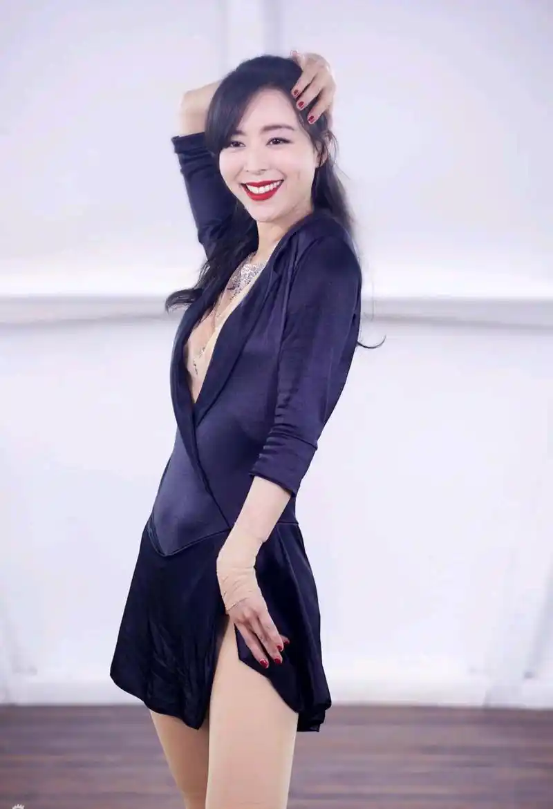 精美图集|张静初气质优雅,五官精致