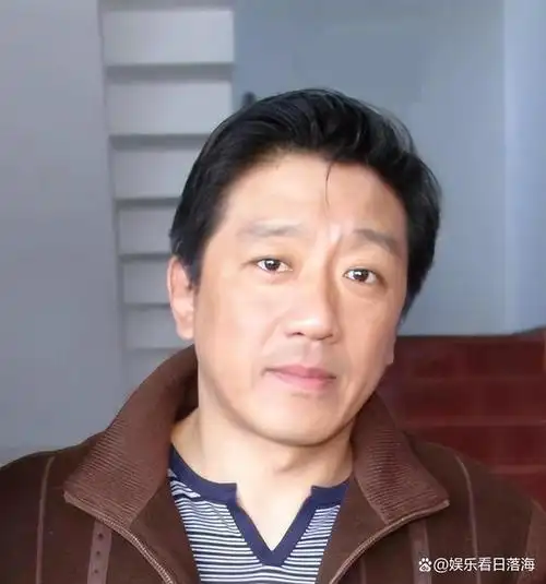 电影《人世间》中的卓越演技,荣获了2022年白玉兰奖的最佳男配角奖项