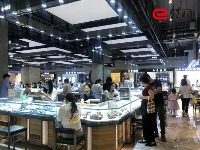 柜台冷清,珠宝店被逼直播卖货