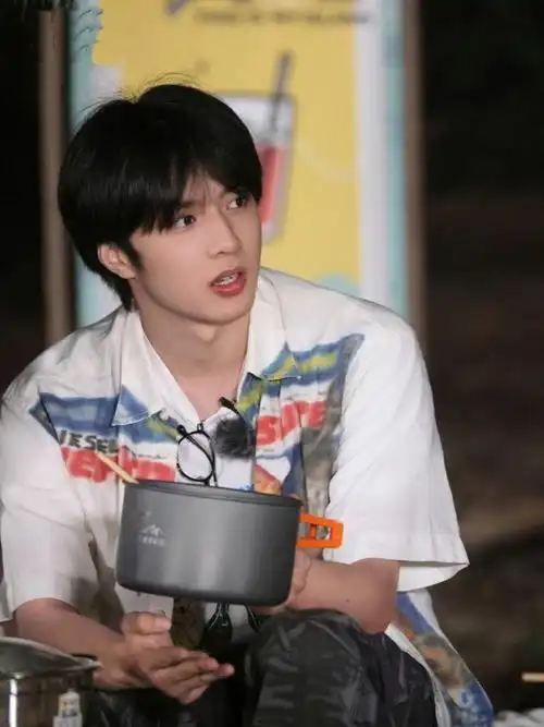 但素宝宝真的好嫩好幼好可爱    #刘耀文这是我的岛#  @时代少年团-刘