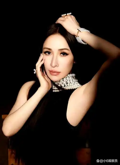 萧亚轩近日在社交媒体上,发布了一张神秘的照片,照片中她抱着一个孩子