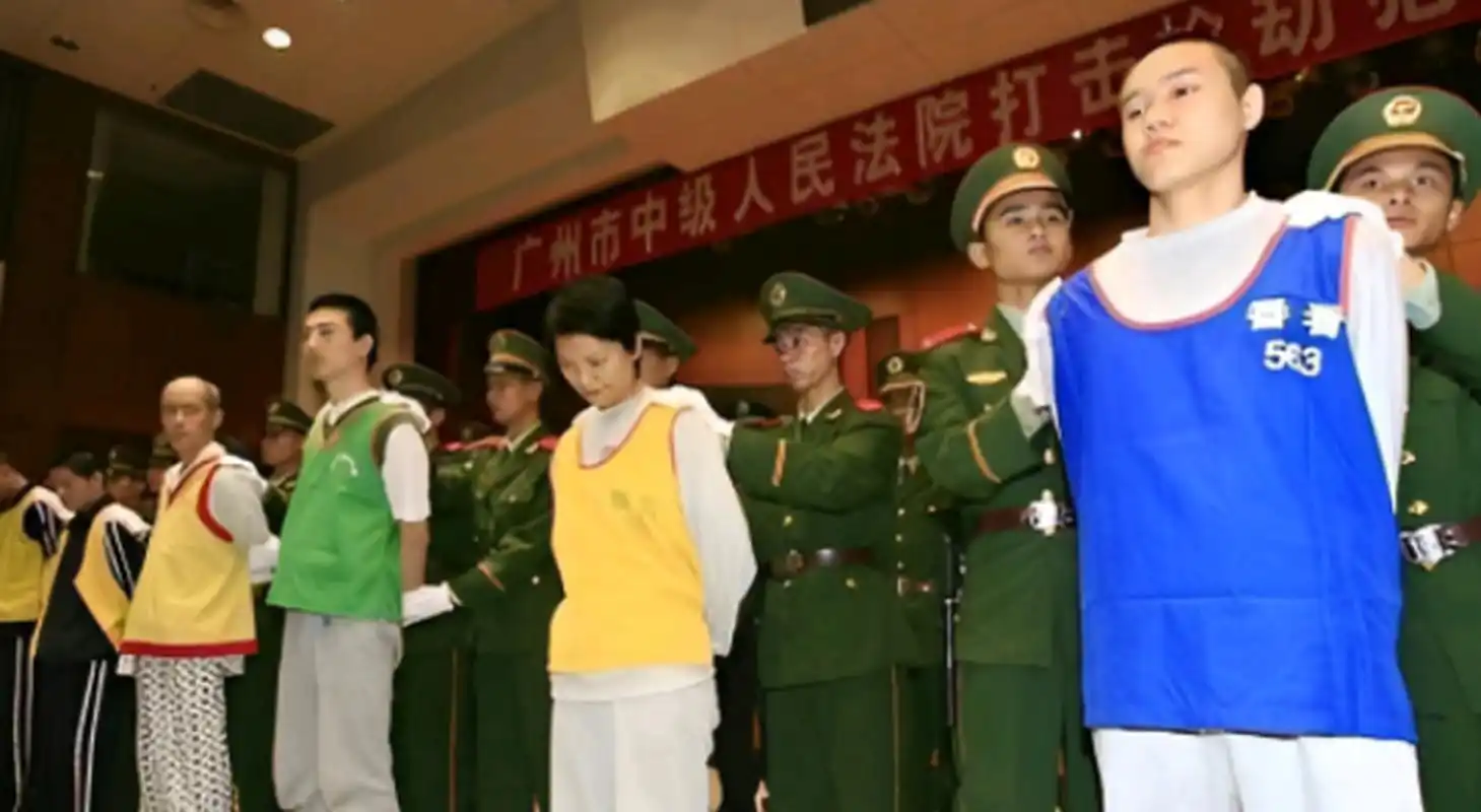 杀人犯李永群被判死刑,待宣判大会结束后,他就要被押赴刑场执行死刑