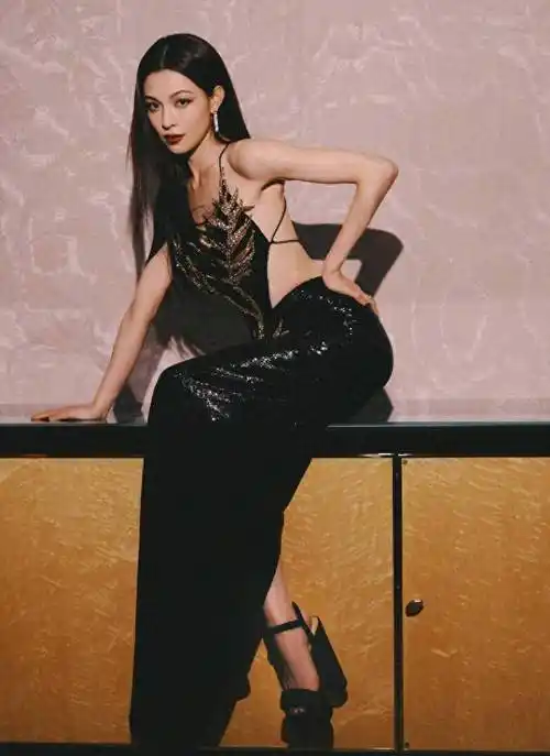 钟楚曦红毯崭露头角,深v裙搅动潮流旋涡_时尚_造型_展现