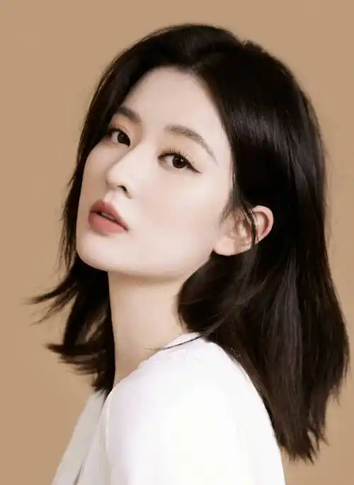 女星乔欣时尚写真:姣美玲珑,眉清目秀