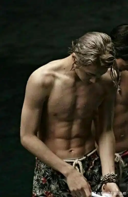 王一博这几个动作是不是很厉害,腹肌也好看!