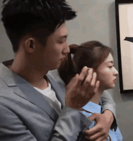 黄景瑜片场行为惹争议,摸吴谨言耳朵还撩她头发,被质疑职场骚扰