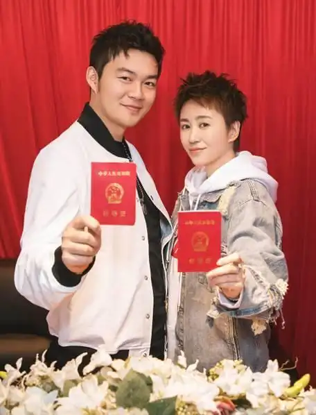 马丽晒结婚证脱单啦(姜妍老公结婚照)