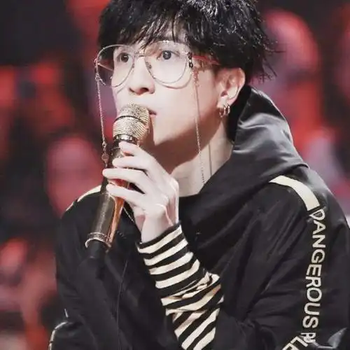 薛之谦是我很喜欢的一位歌手,就连他的一些做事方式我也很喜欢!