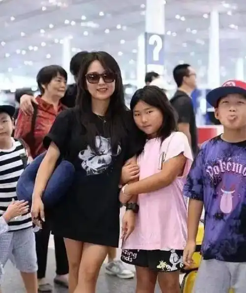 释小龙妻子露面太吸睛!身材丰满,大长腿抢镜,五官颜值不输何洁