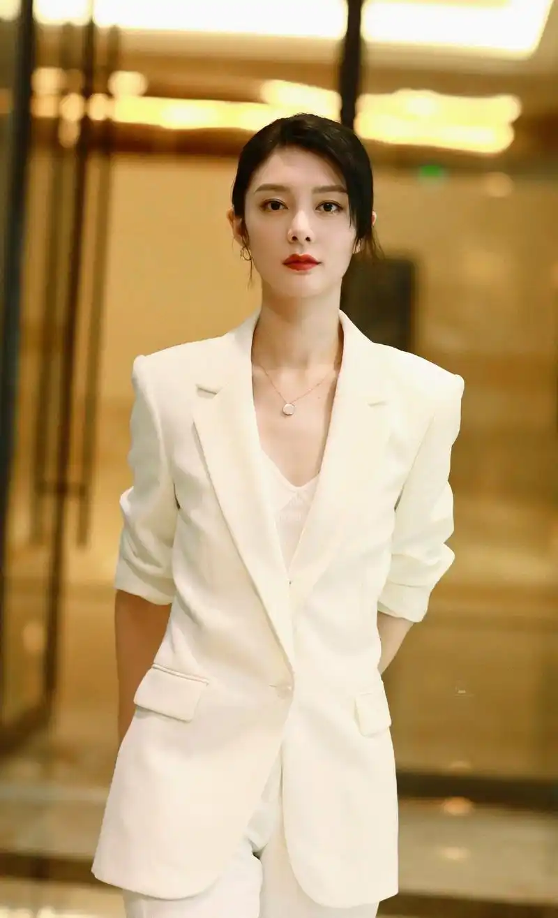 傅菁写真美图:精致干练,楚楚动人