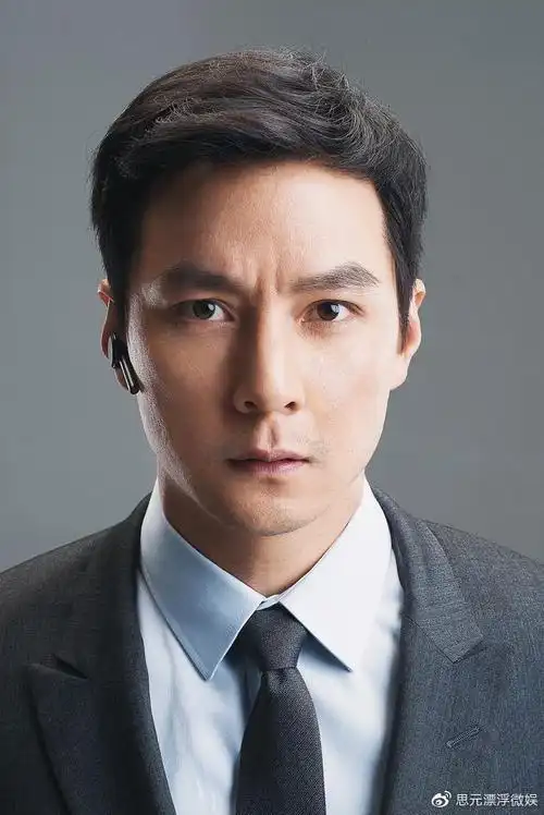 46岁吴彦祖全家罕露面短袖穿到泛黄太节俭妻子皮肤比娃都白