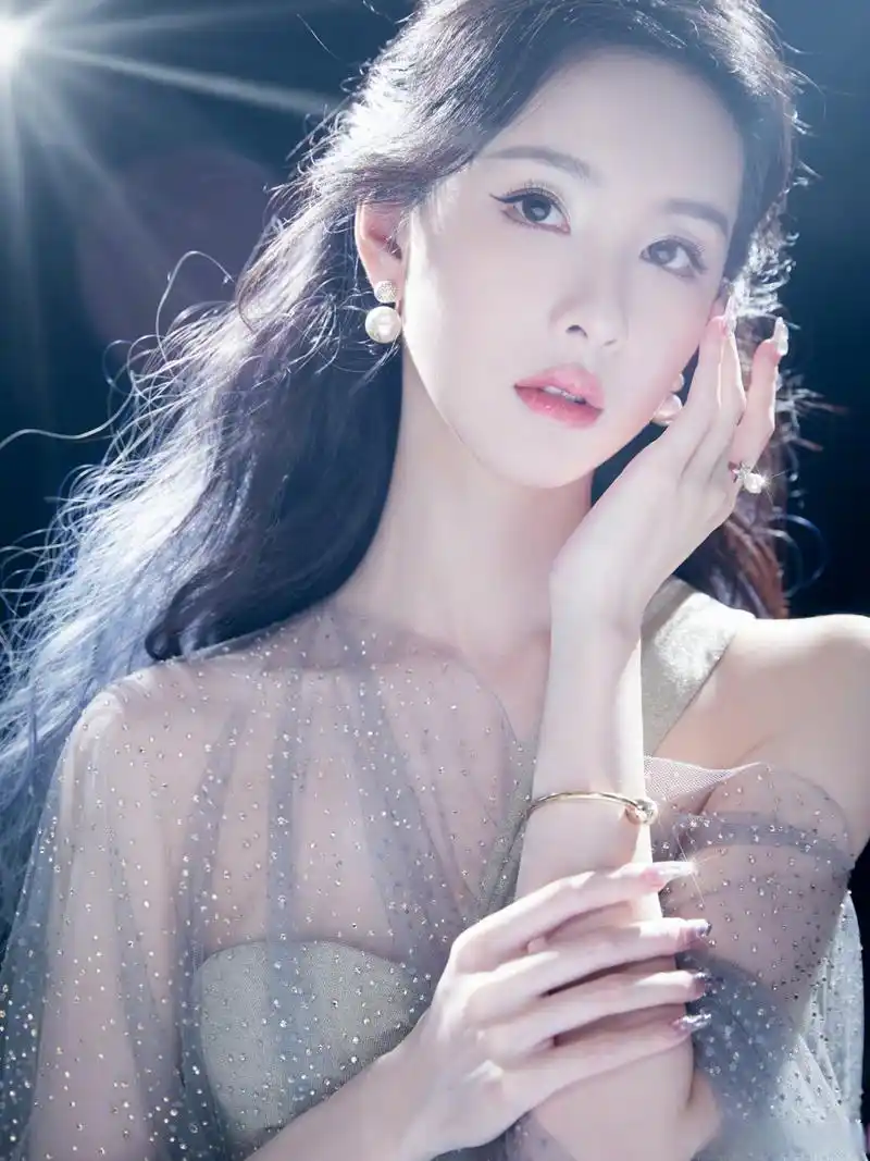 波光粼粼的裙装和透亮精致的妆容显得陈都灵更加清冷动人.