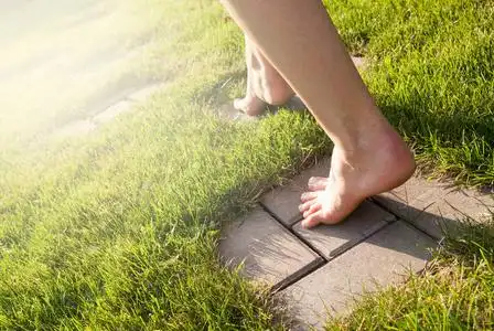 情路我赤脚行走女孩走上了一条路照片