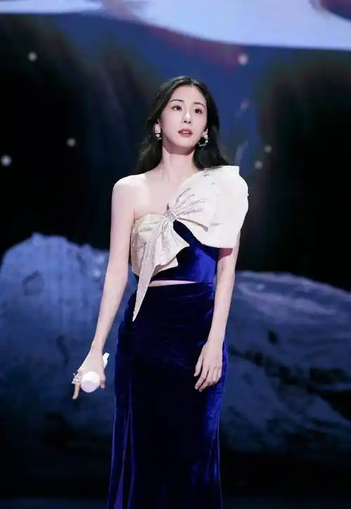 原创张碧晨也太瘦了穿露肩裙脖颈线条突出一点不像是生过娃