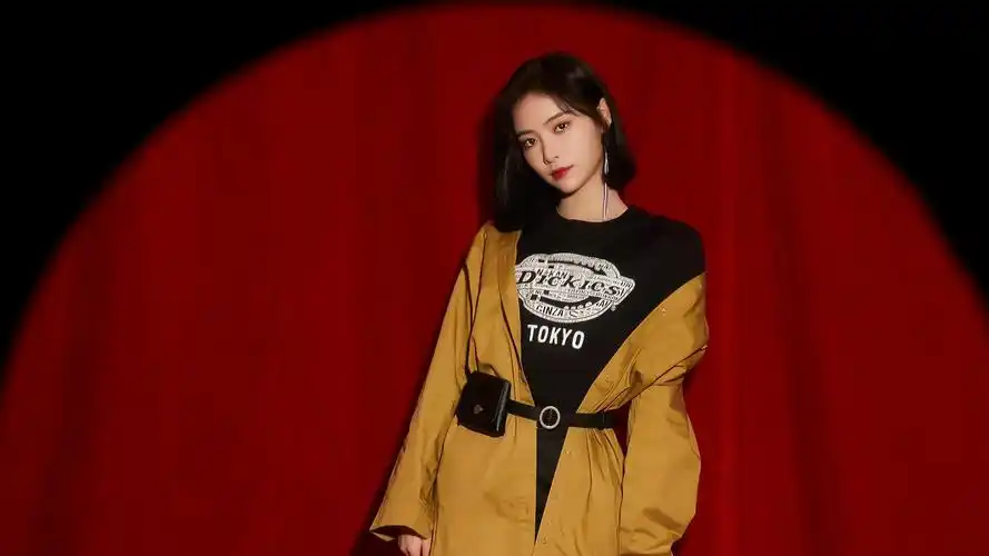 电脑壁纸 明星 大陆明星 百变魔女许佳琪可爱搞怪写真