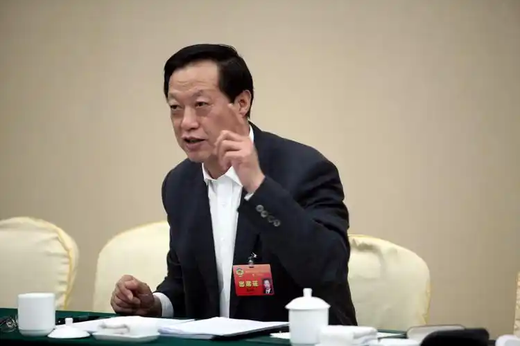 出席省政协十届二次会议的委员,2月5日下午举行小组