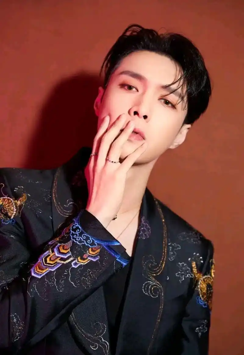 娱圈小八卦(38) 1,王一博和程潇算是朋友,没有在一起,他们之前是一个