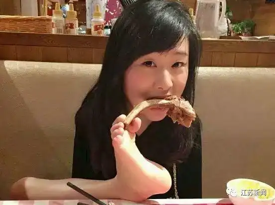 这个网红在公共场合直播用脚吃饭,却看哭了百万人!