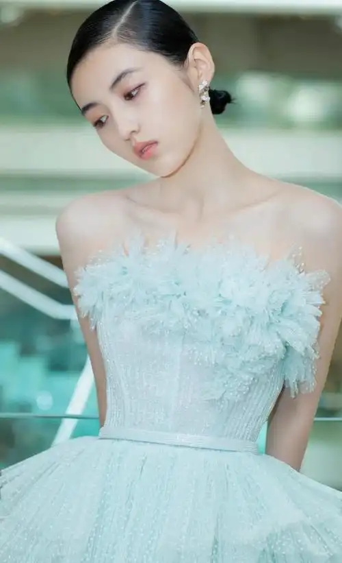 张子枫粉嫩佳人绚丽写真,楚楚动人!__财经头条