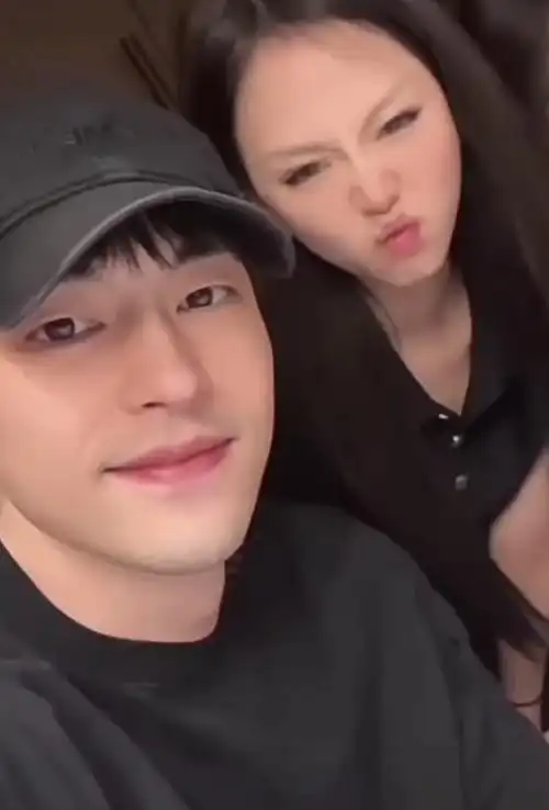 邓伦疑有新恋情与美女约会举止亲密女生频频撒娇像热恋情侣