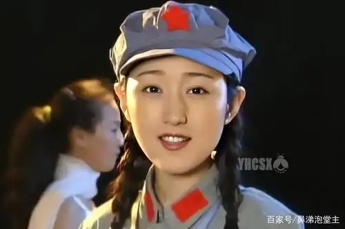 杨钰莹穿军装究竟有多美?一组随机视频截图,却已美得惊为天人