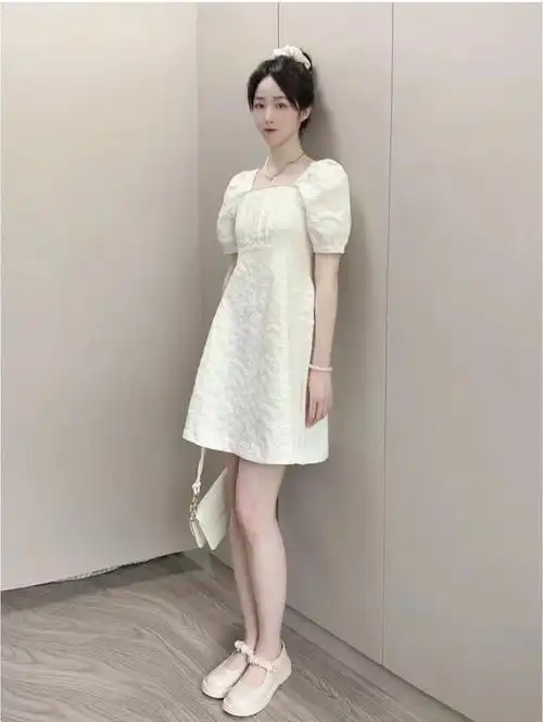 白裙子是什么意思,白裙子的意思(女人夏天穿小白裙搭配什么上衣和鞋子