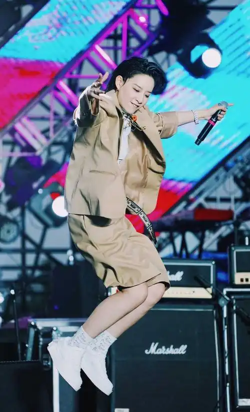 > 李斯丹妮清爽性感舞台照图片(6/6)