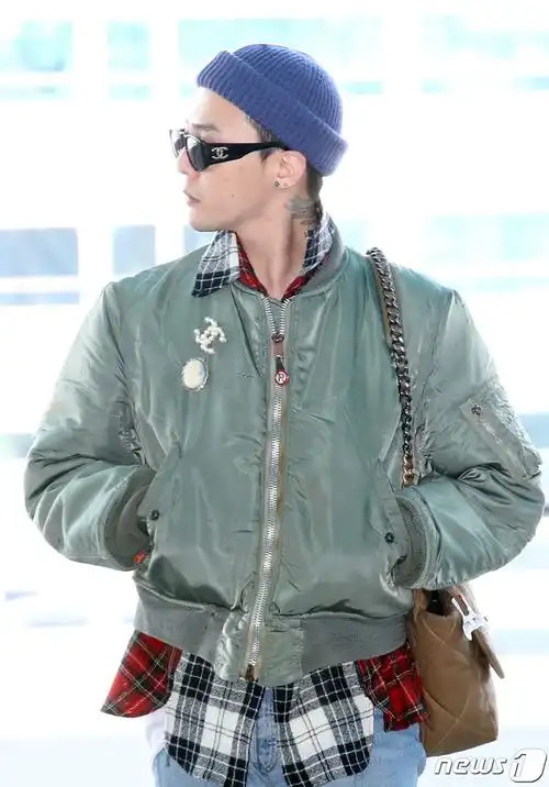 权志龙机场造型潮范十足 绿色棒球服配牛仔裤帅气有型【组图】--韩国