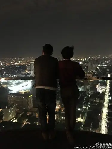杨乐乐晒与汪涵背影照 二人凭栏赏夜景