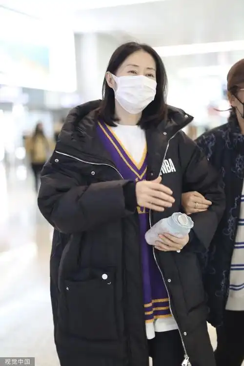 组图:刘敏涛穿黑色羽绒服机场出行 搭配雪地靴低调休闲有气质_高清