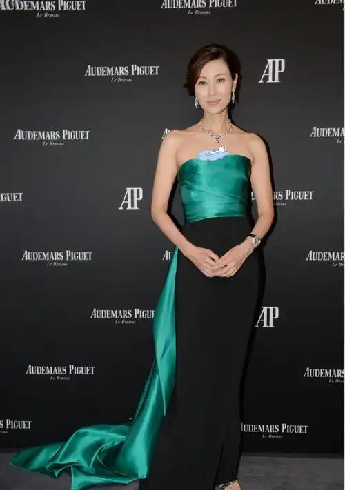 李嘉欣真适合穿抹胸裙,锁骨脖颈线条清晰,版型挺紧也没赘肉感